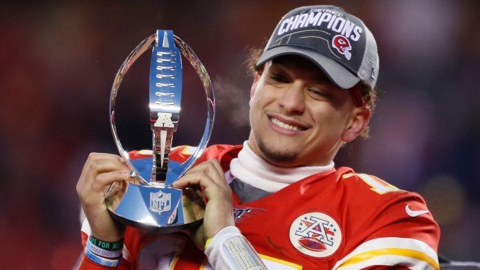 Mahomes giving speech at Texas Tech graduation