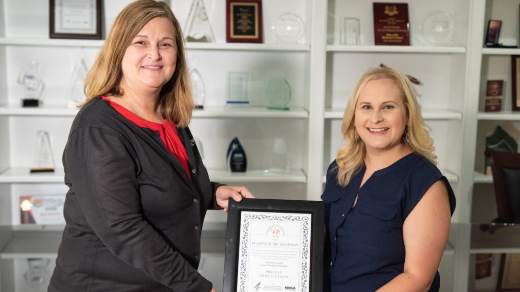 Pikeville Medical Center COO Kansas Justice, left, receives the Hospital Organ Donation Campaign Platinum Award from Lauren Salyer, with Kentucky Organ Donor Affiliates.