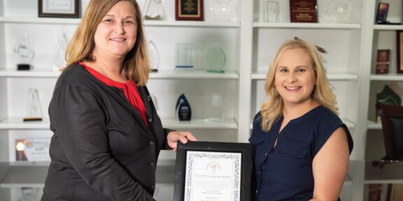 Pikeville Medical Center COO Kansas Justice, left, receives the Hospital Organ Donation Campaign Platinum Award from Lauren Salyer, with Kentucky Organ Donor Affiliates.