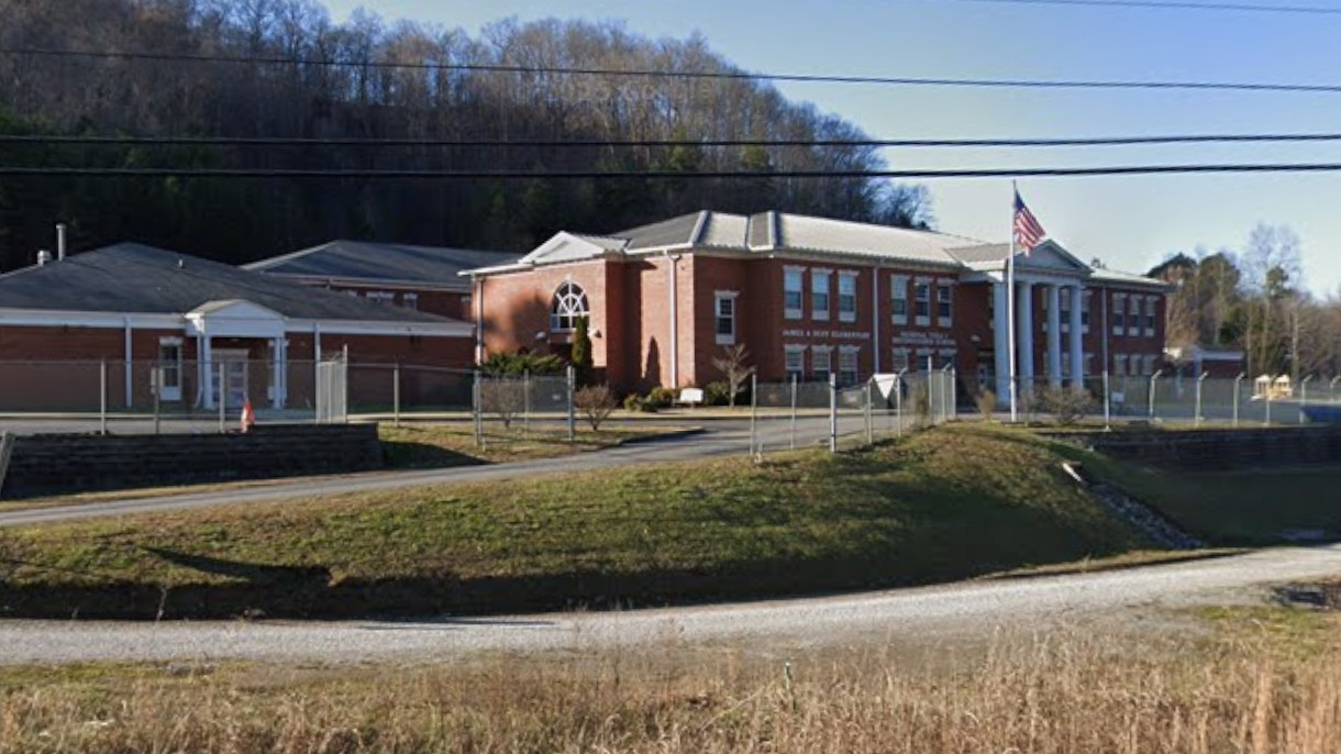 Woman charged with DUI while picking up kids from school