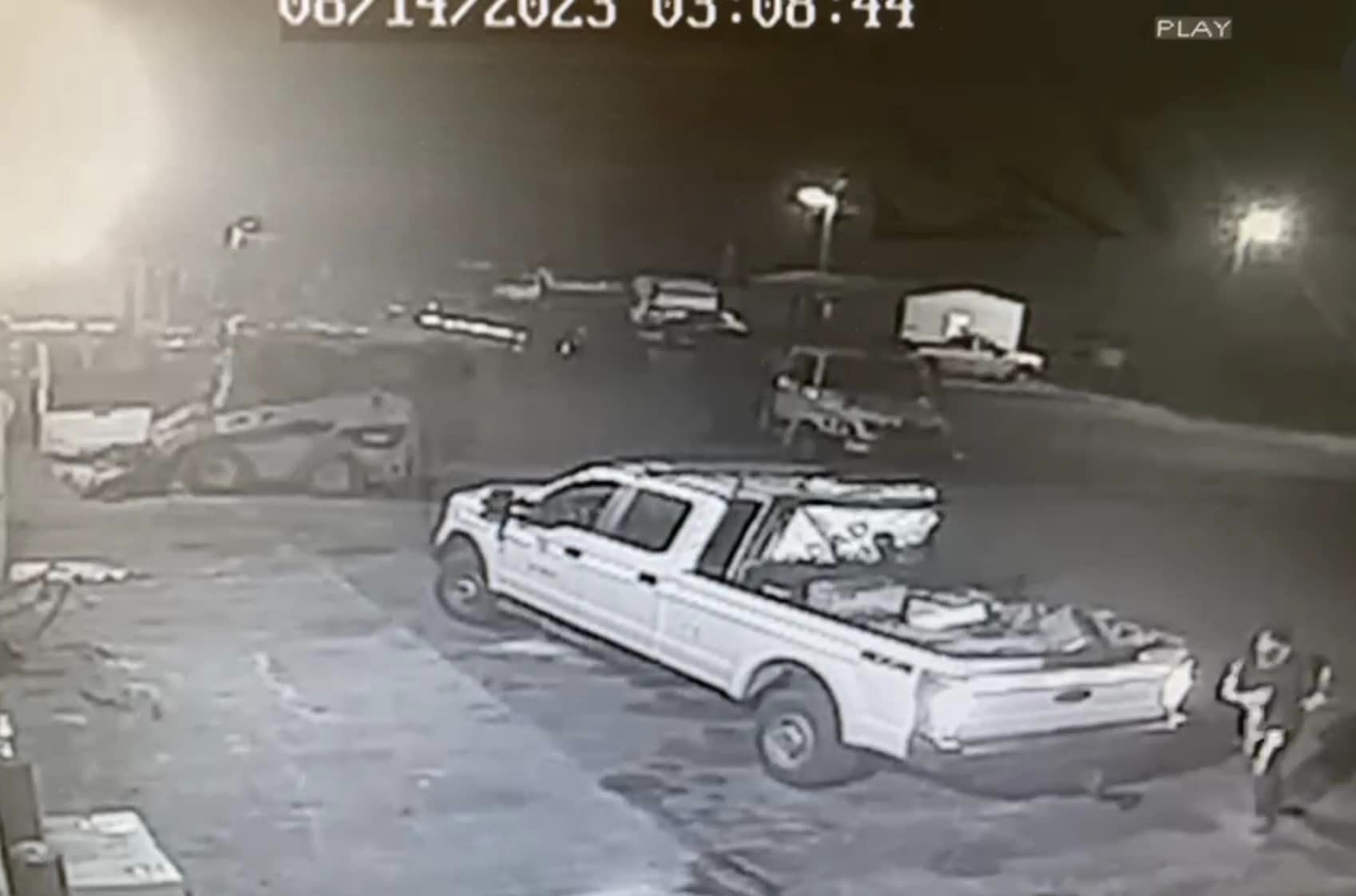 Mingo sheriff searching for road garage thieves