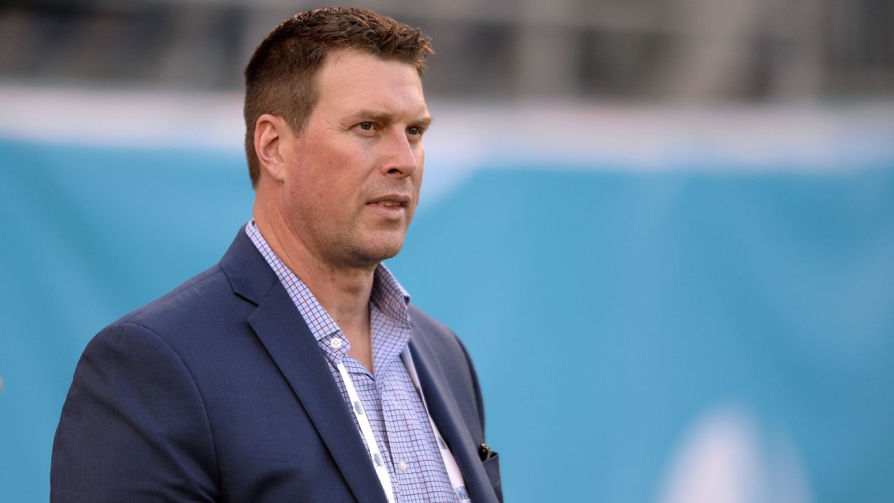 Ex-QB Leaf arrested on domestic battery charge